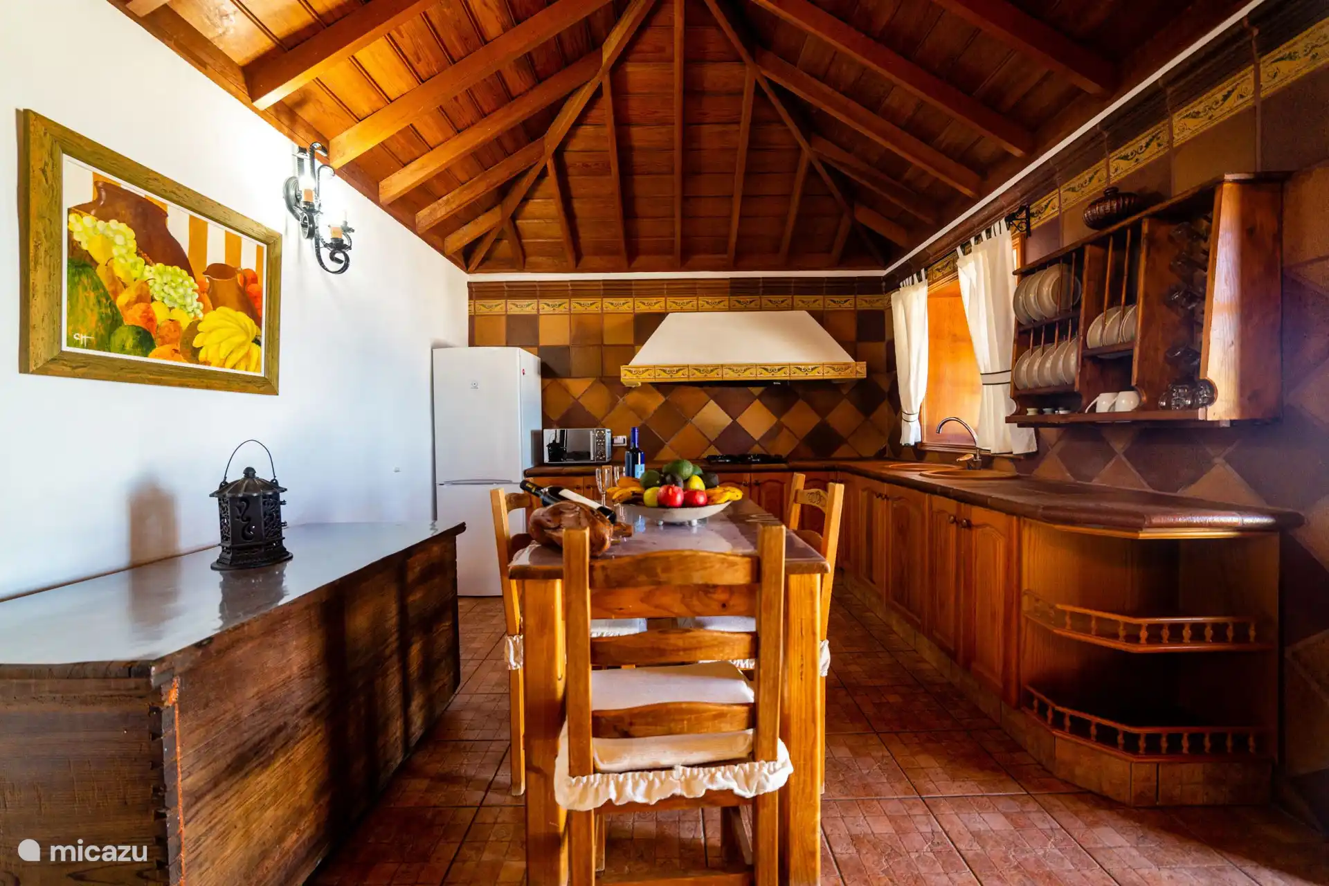 Komplette Küche mit Esstisch