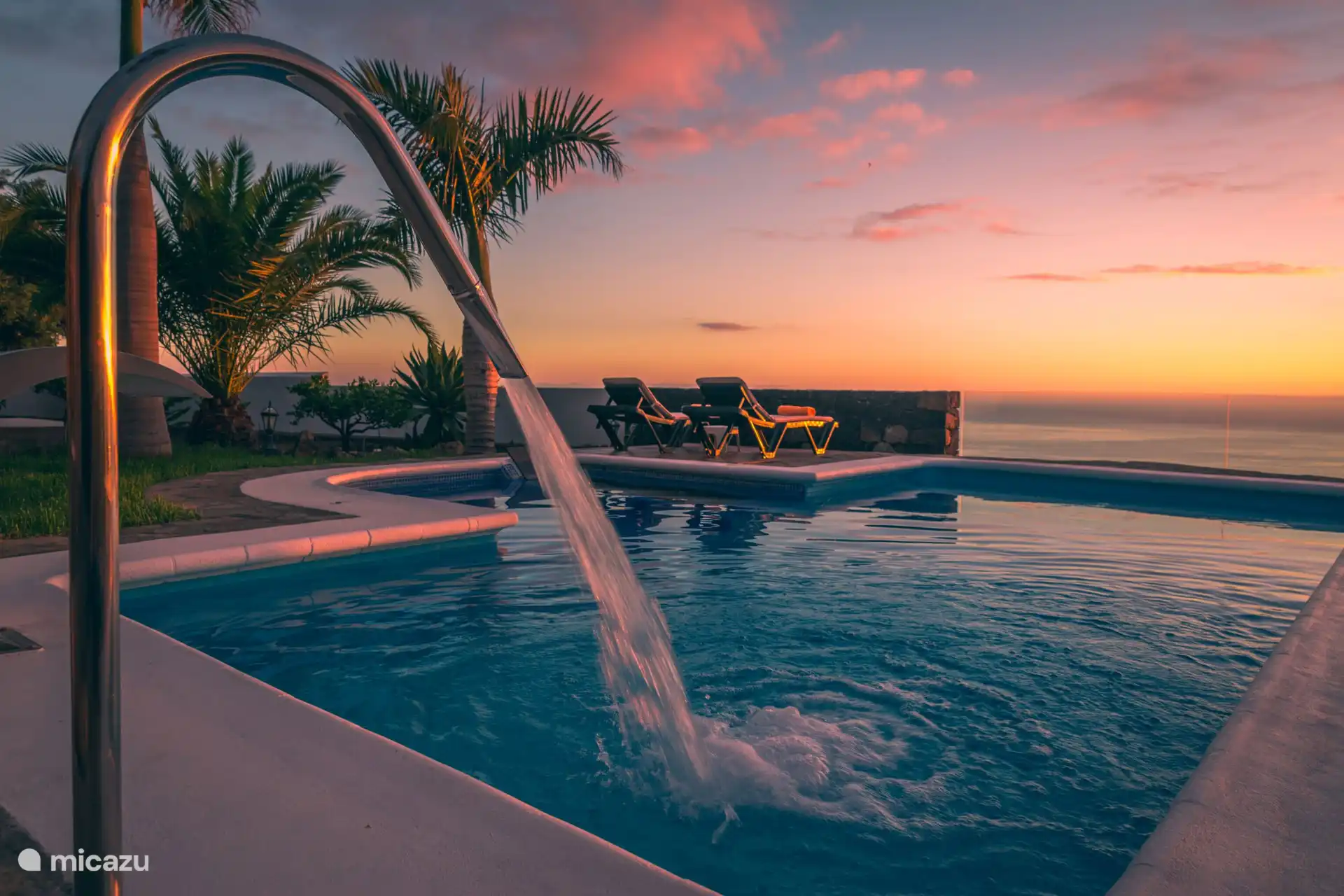 Privater Swimmingpool mit Sonnenuntergang