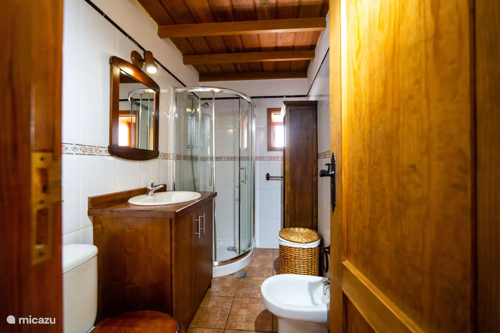 Badezimmer mit Dusche