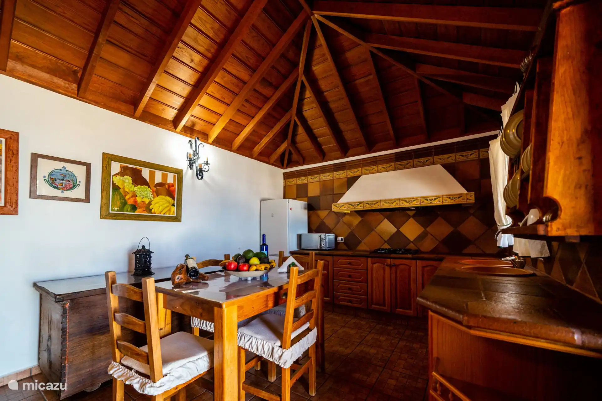 Komplette Küche mit Esstisch