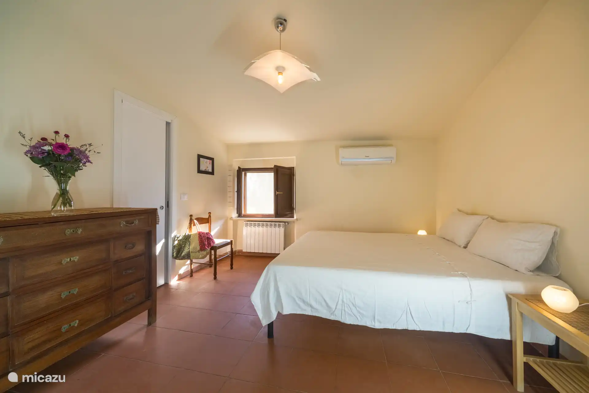 Dormitorio doble (1) con walking closet y aire acondicionado