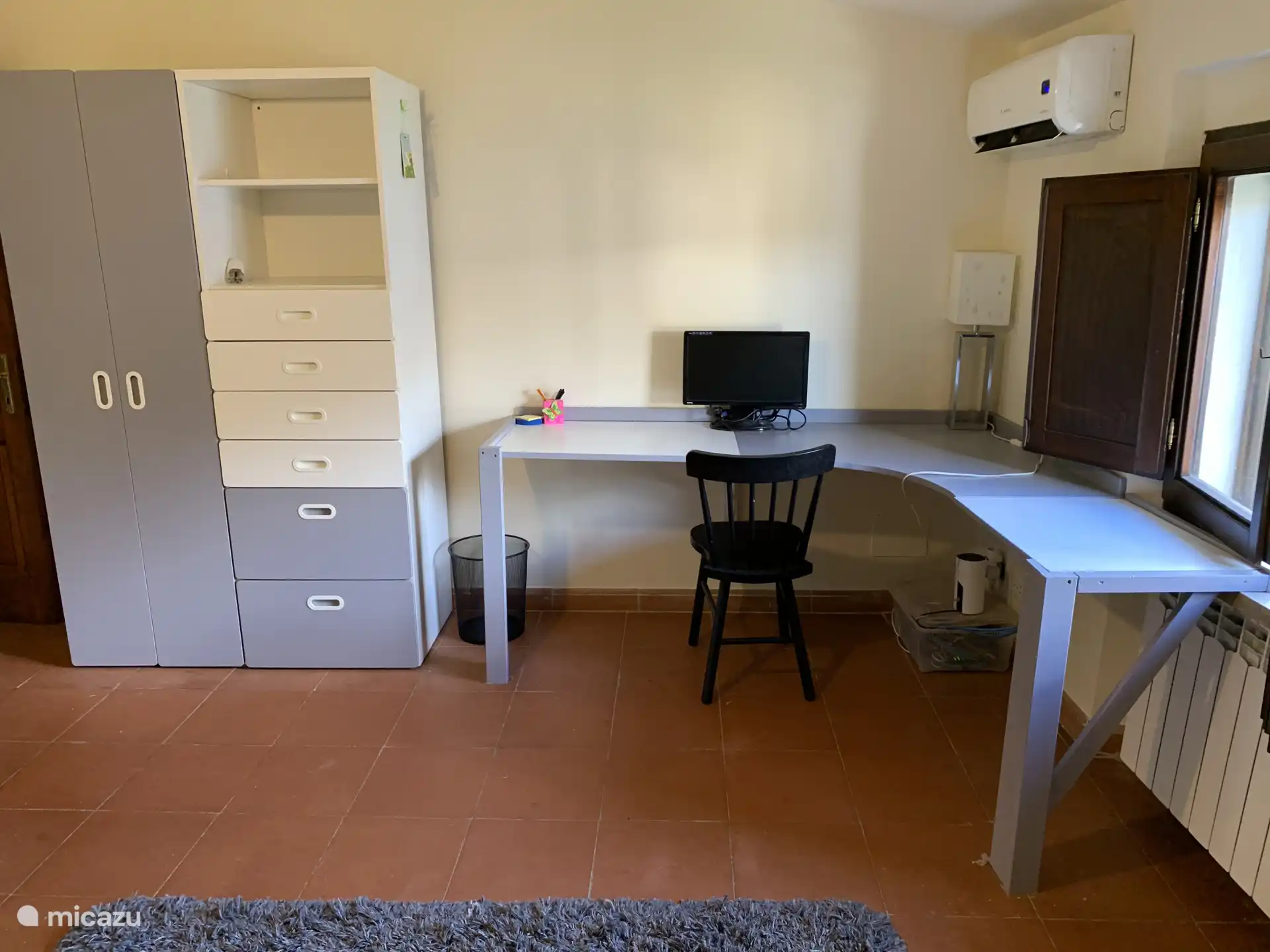 Espacio de trabajo en el dormitorio 2