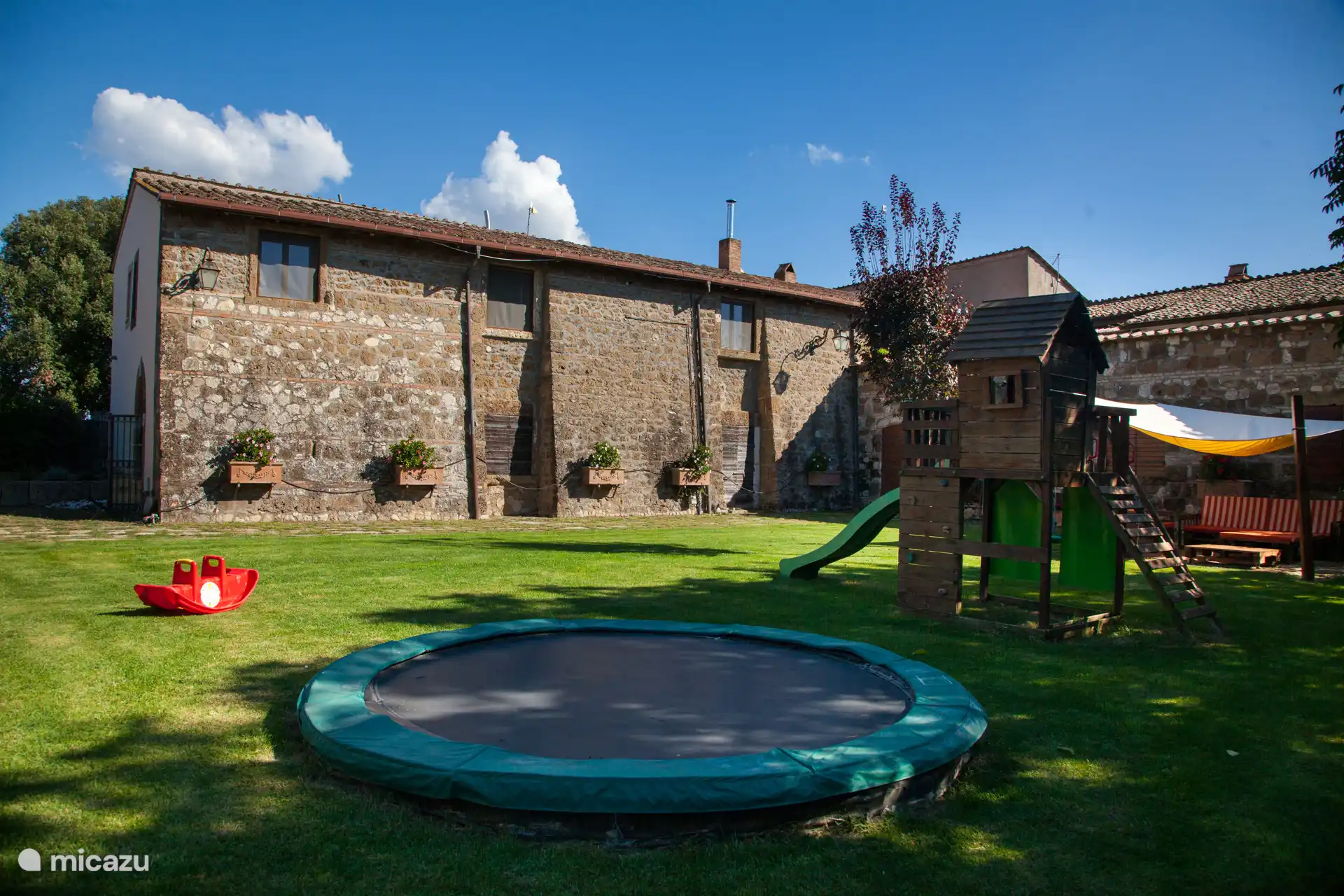 parque infantil en el jardín