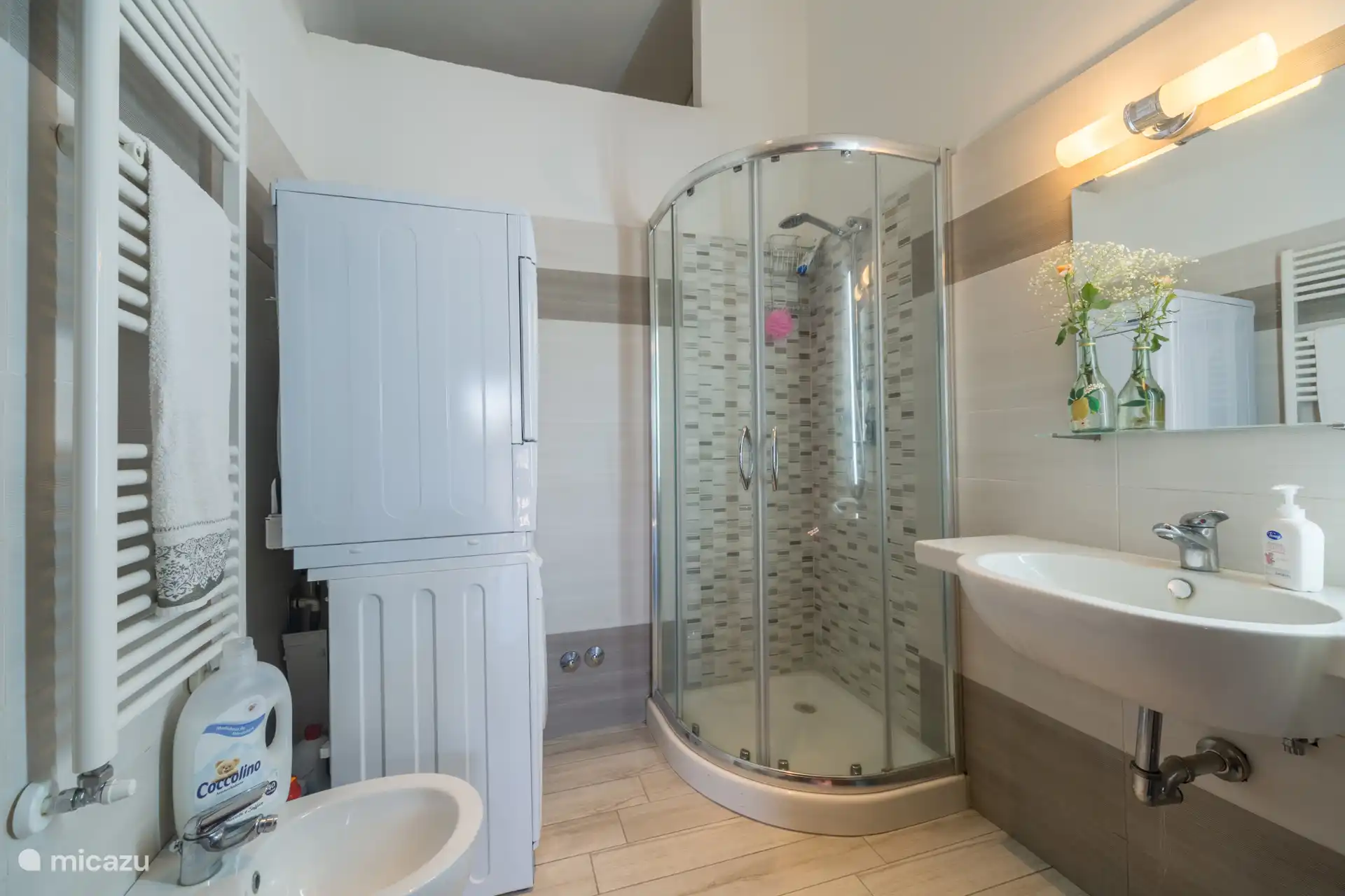 Cuarto de baño (1) con ducha, lavadora y secadora