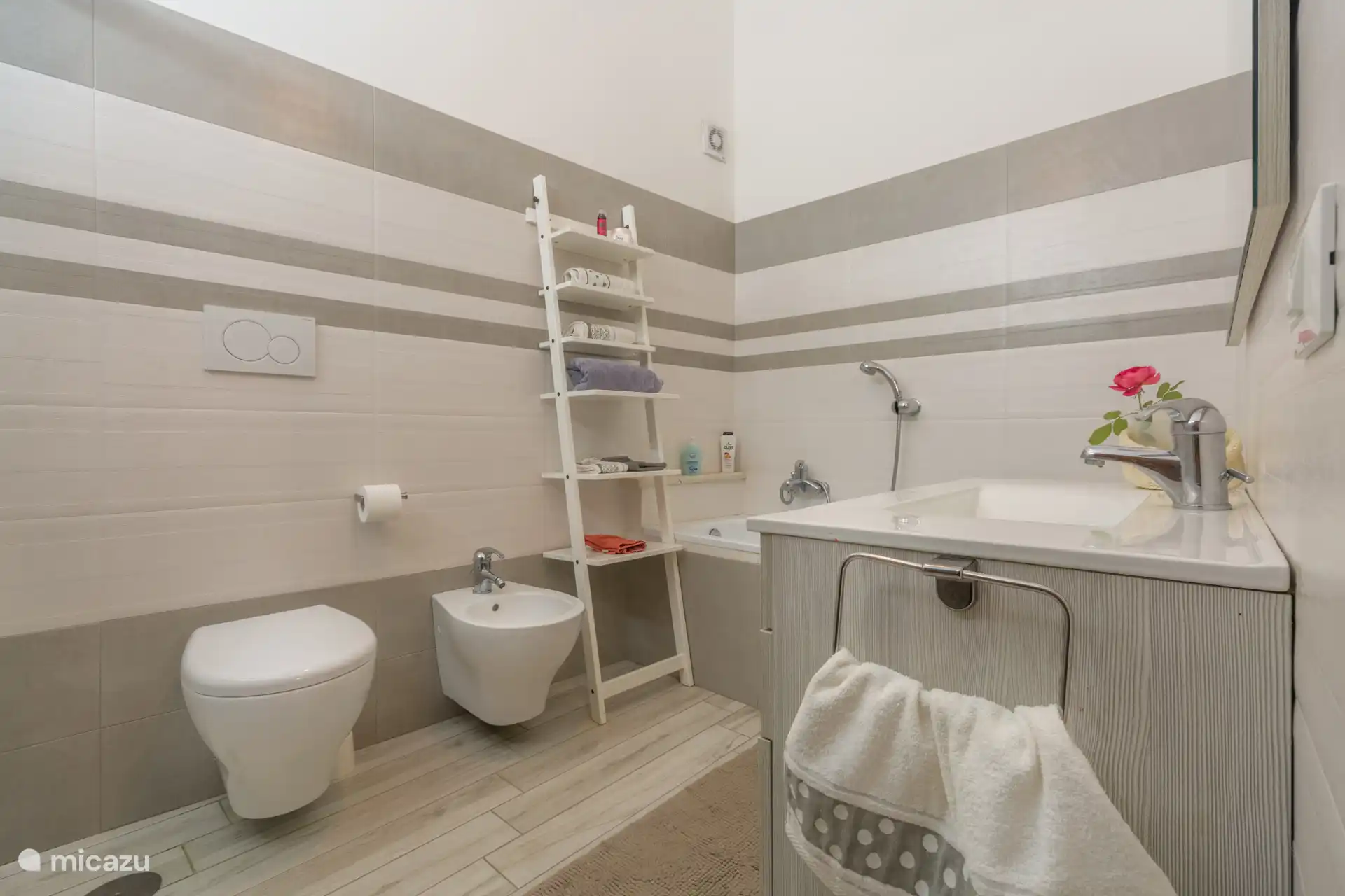 Cuarto de baño (2) con bañera y ducha