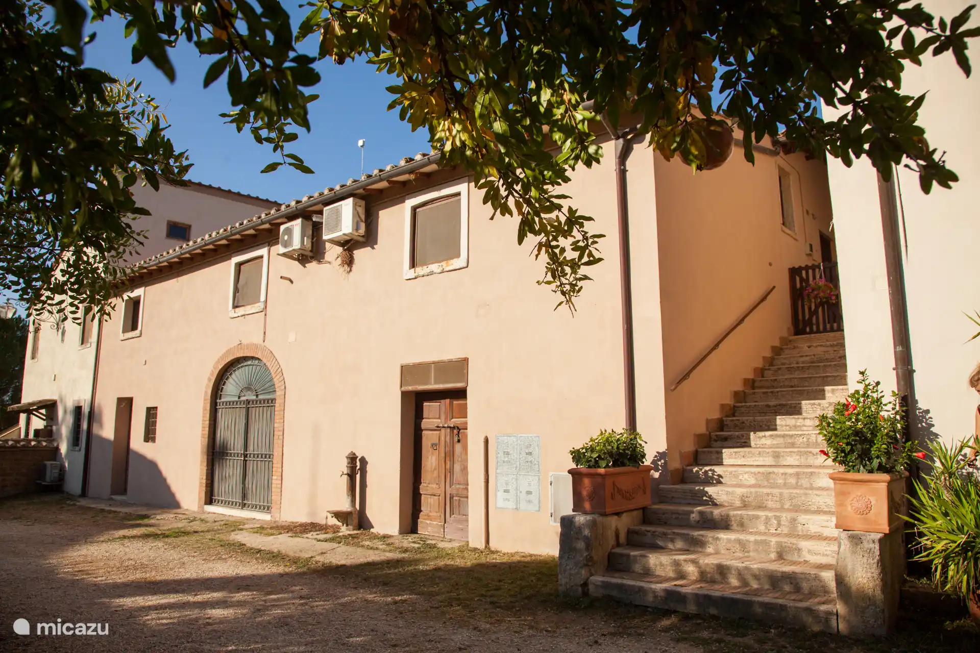 Entrada a la casa con parking privado 