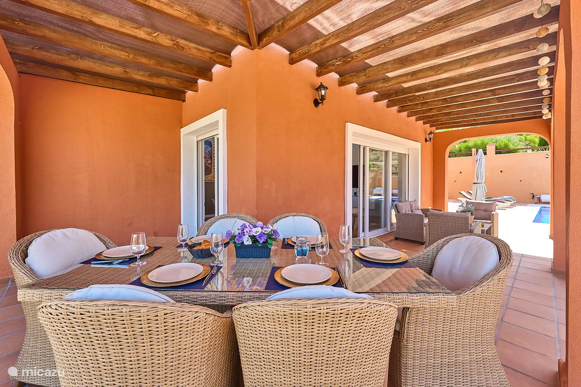 Luxuriöses Dinner-Set für romantischen Taft