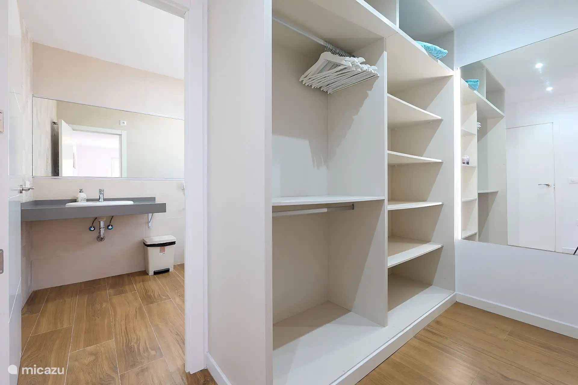 Großer begehbarer Kleiderschrank 