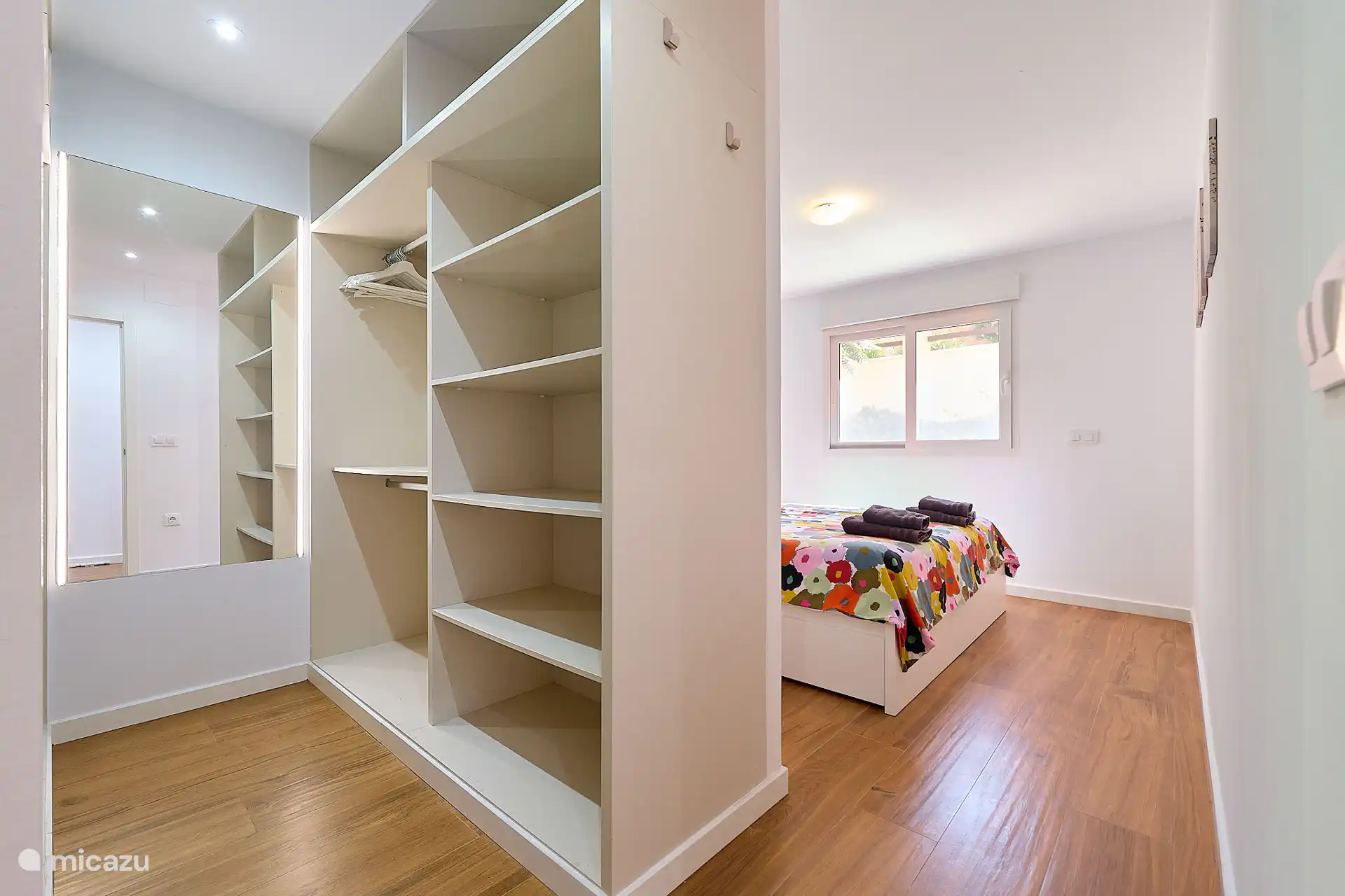 Großer begehbarer Kleiderschrank