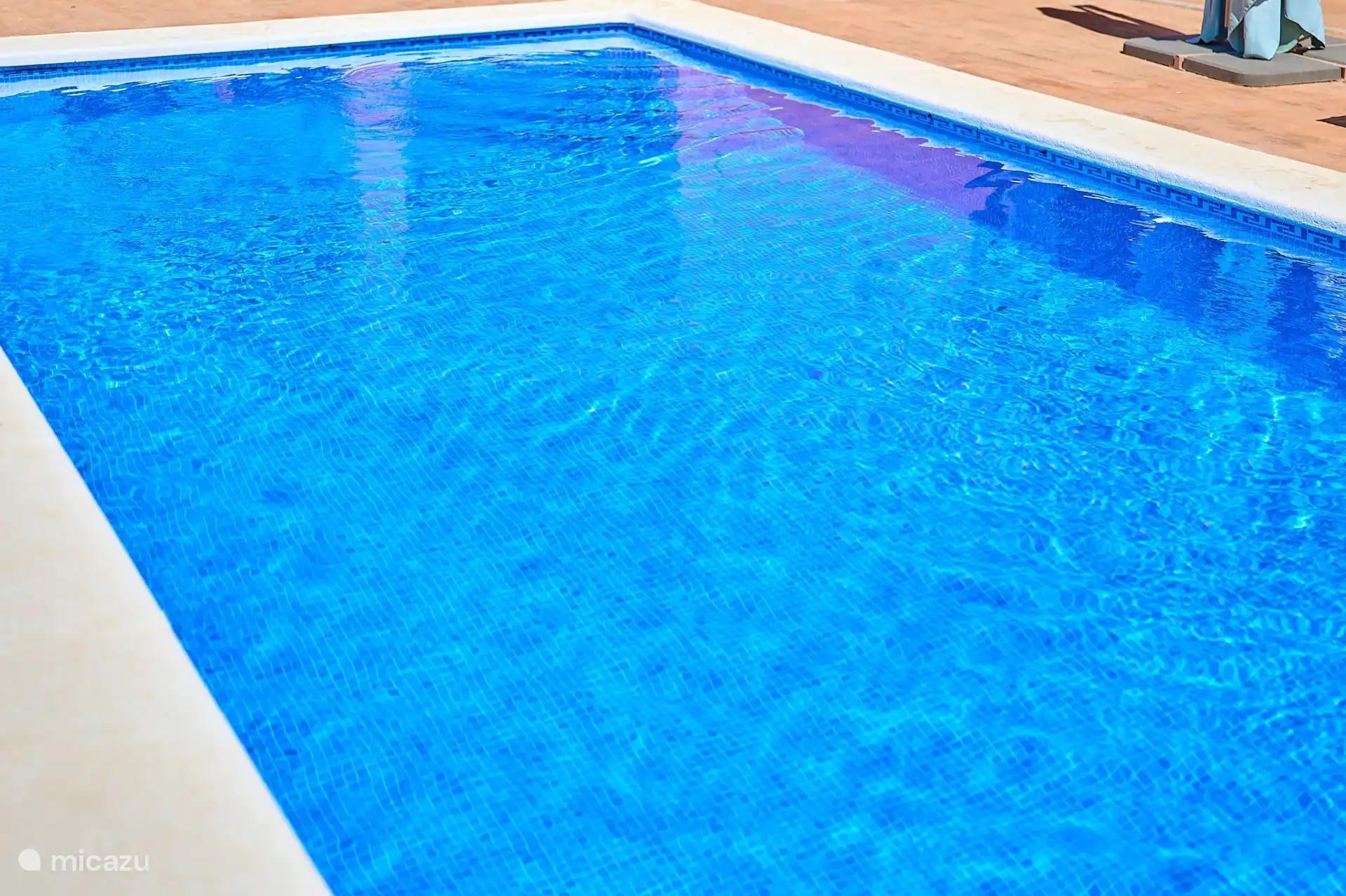 Hausmeister sorgt für maximale Qualität des Schwimmwassers