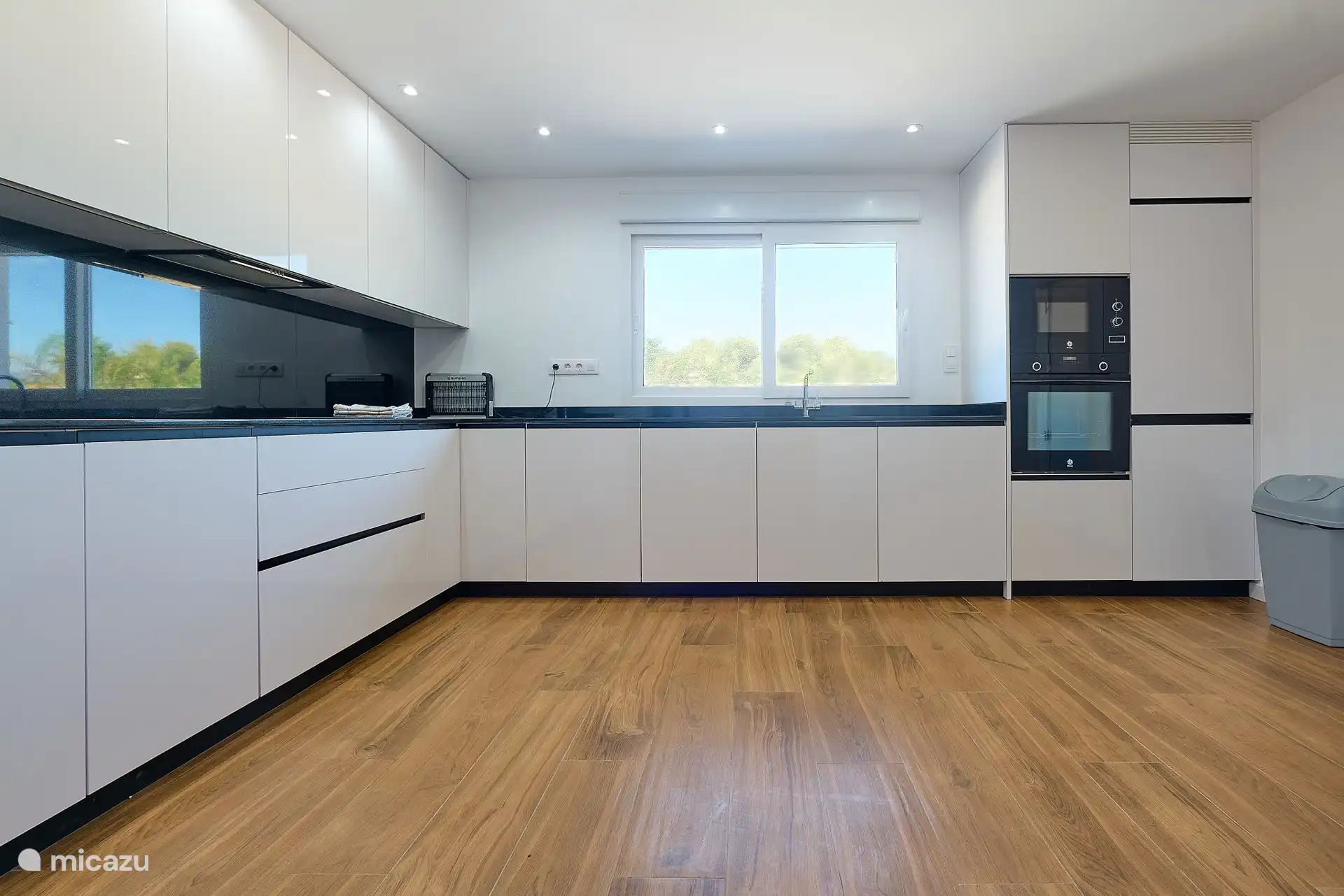 Luxuriöse große offene Küche