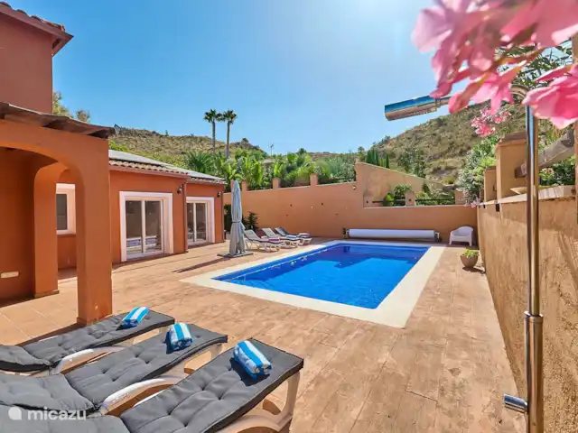 Location de Vacances Espagne, Costa Blanca, Busot, villa - Casa Solera Chaises longues de luxe au bord de la piscine