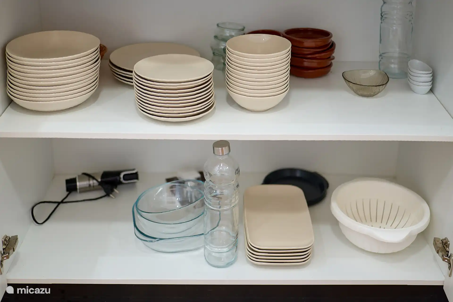 Ausreichend Geschirr und Küchenutensilien 