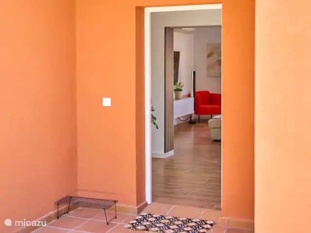 Location de Vacances Espagne, Costa Blanca, Busot, villa - Casa Solera Entrée par la porte d’entrée avec serrure électrique