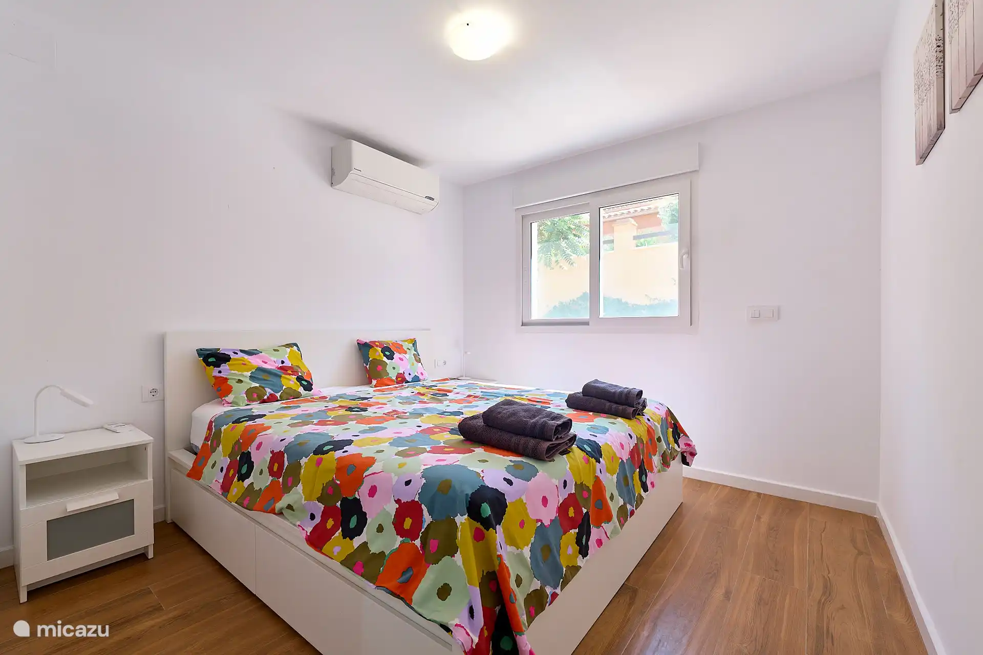 Großes Schlafzimmer mit Doppelbett