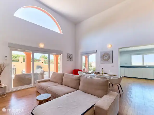 Location de Vacances Espagne, Costa Blanca, Busot, villa - Casa Solera Salon avec grande cuisine ouverte