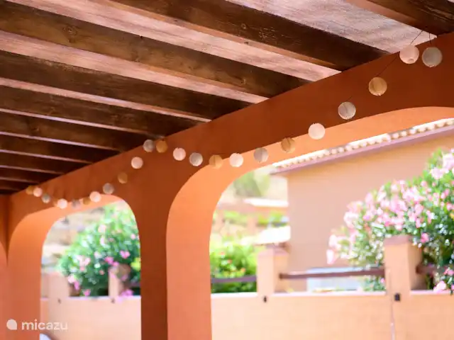 Location de Vacances Espagne, Costa Blanca, Busot, villa - Casa Solera Des lumières confortables qui s’allument le soir sur la véranda