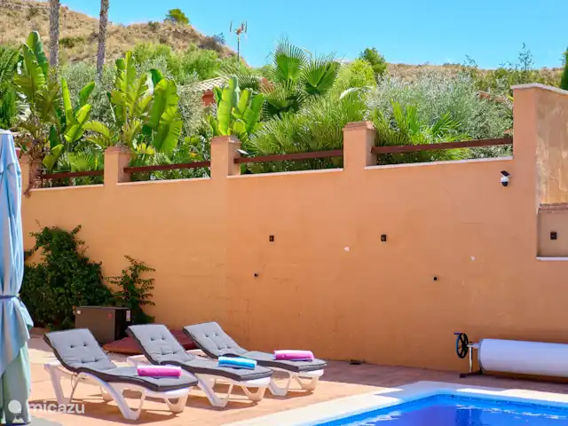 Location de Vacances Espagne, Costa Blanca, Busot, villa - Casa Solera Chaises longues de luxe avec coussins épais