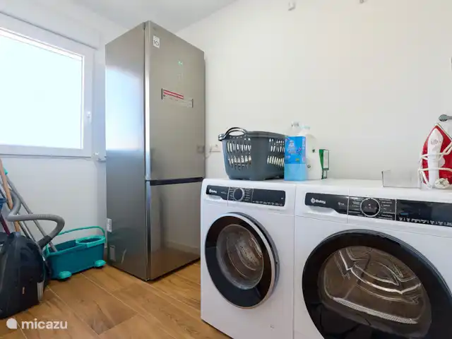 Location de Vacances Espagne, Costa Blanca, Busot, villa - Casa Solera Dans la cuisine avec réfrigérateur / congélateur supplémentaire, machine à laver et à sécher, aspirateur et produits de nettoyage