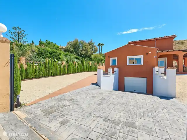 Location de Vacances Espagne, Costa Blanca, Busot, villa - Casa Solera Allée pour garer votre voiture, le portail se ferme automatiquement