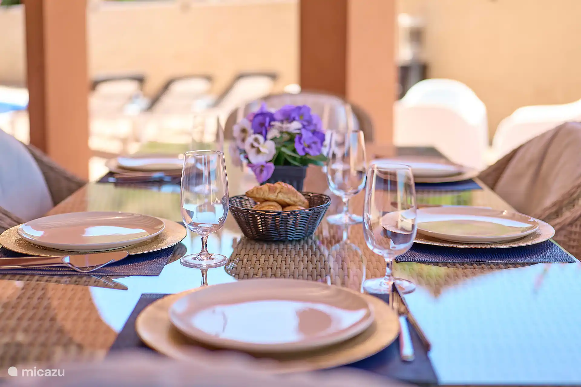 Geschirr mit schönem Geschirr für Sie