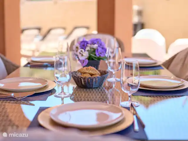 Location de Vacances Espagne, Costa Blanca, Busot, villa - Casa Solera Service de table avec de la belle vaisselle pour vous