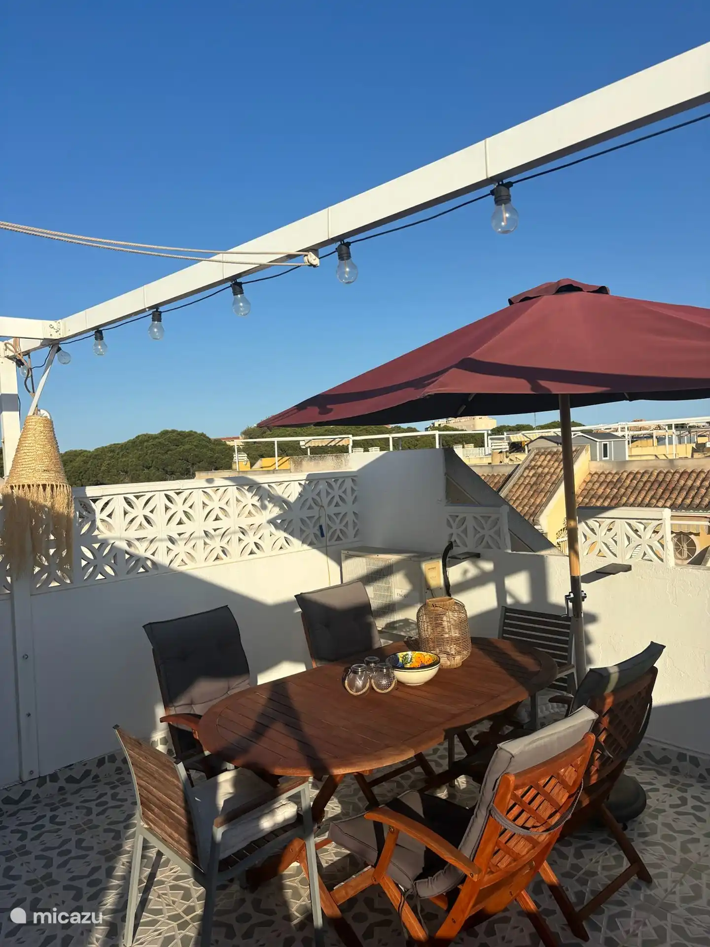 Sonnenschirm und Dachterrasse