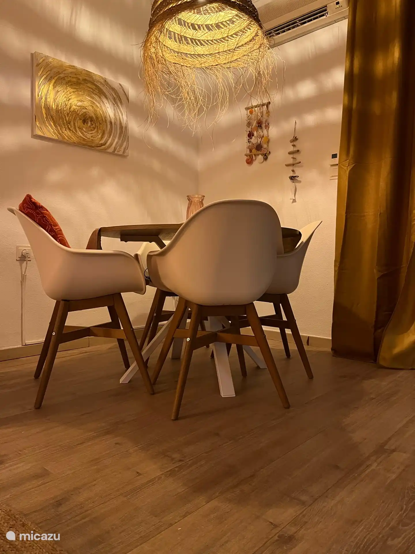 Esstisch im Wohnzimmer