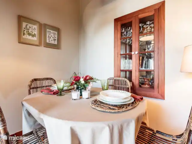 vakantiehuis huren in Spanje, La Palma, Puntagorda – Casa el Tendal De sfeervolle woonkamer met eettafel