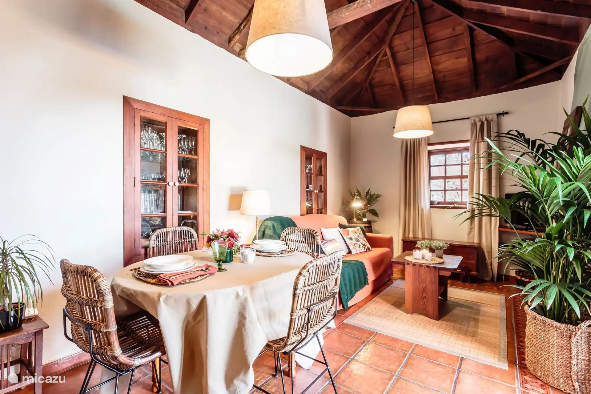 Das gemütliche Wohnzimmer mit Esstisch