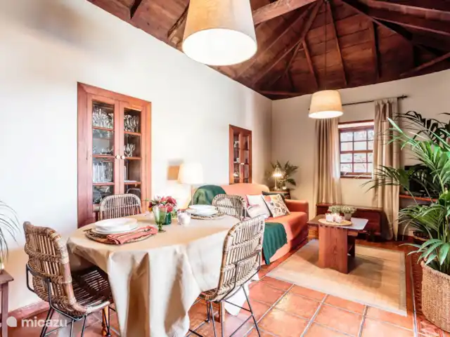 vakantiehuis huren in Spanje, La Palma, Puntagorda – Casa el Tendal De sfeervolle woonkamer met eettafel