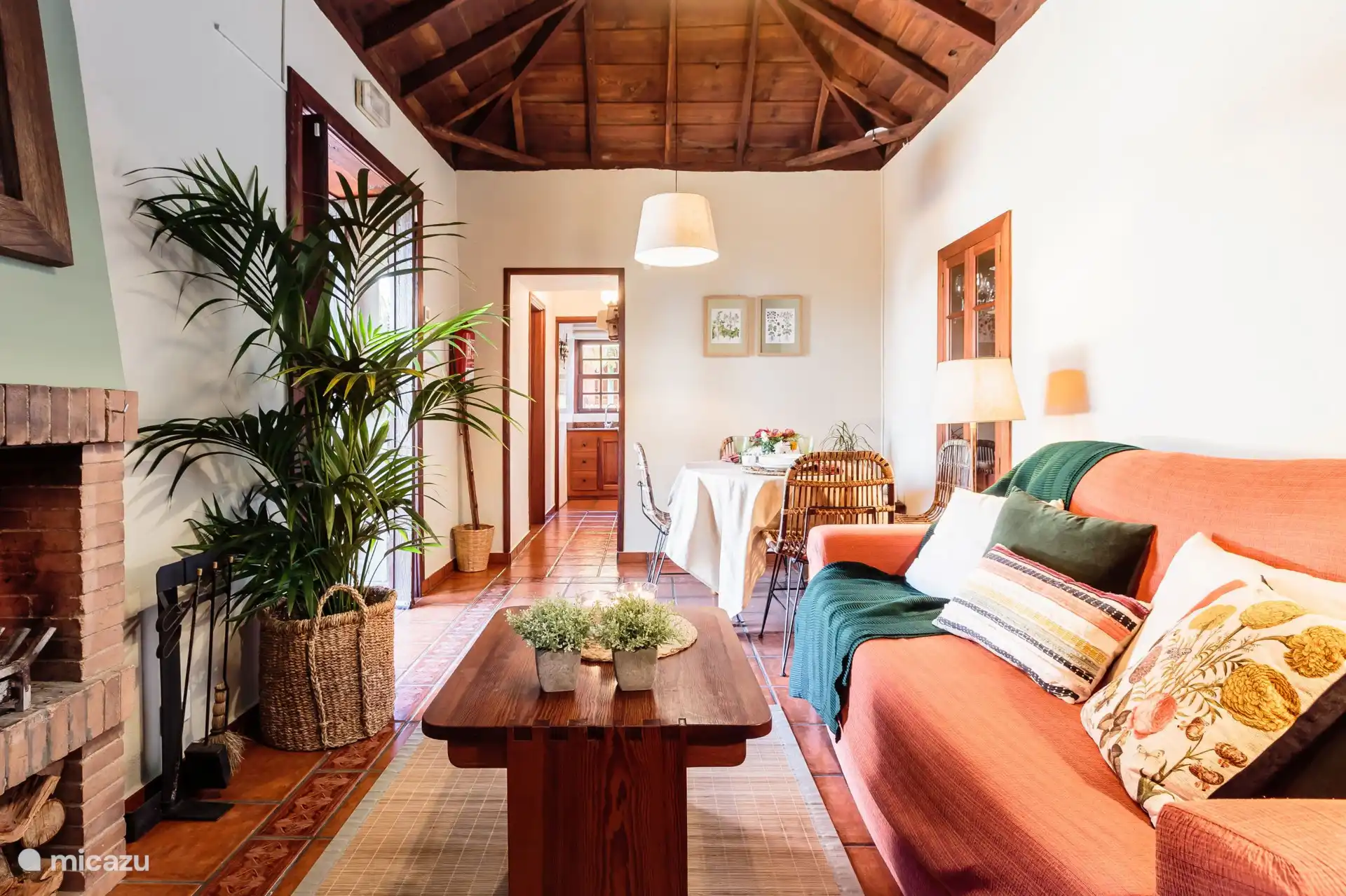 Das gemütliche Wohnzimmer mit Esstisch