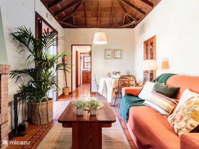 vakantiehuis huren in Spanje, La Palma, Puntagorda – Casa el Tendal De sfeervolle woonkamer met eettafel