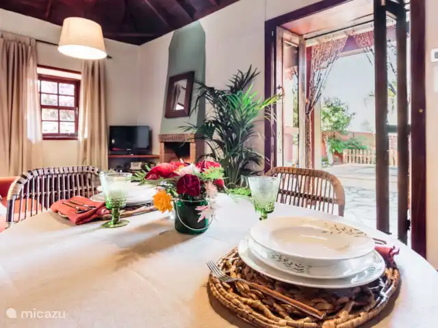 vakantiehuis huren in Spanje, La Palma, Puntagorda – Casa el Tendal De sfeervolle woonkamer met eettafel