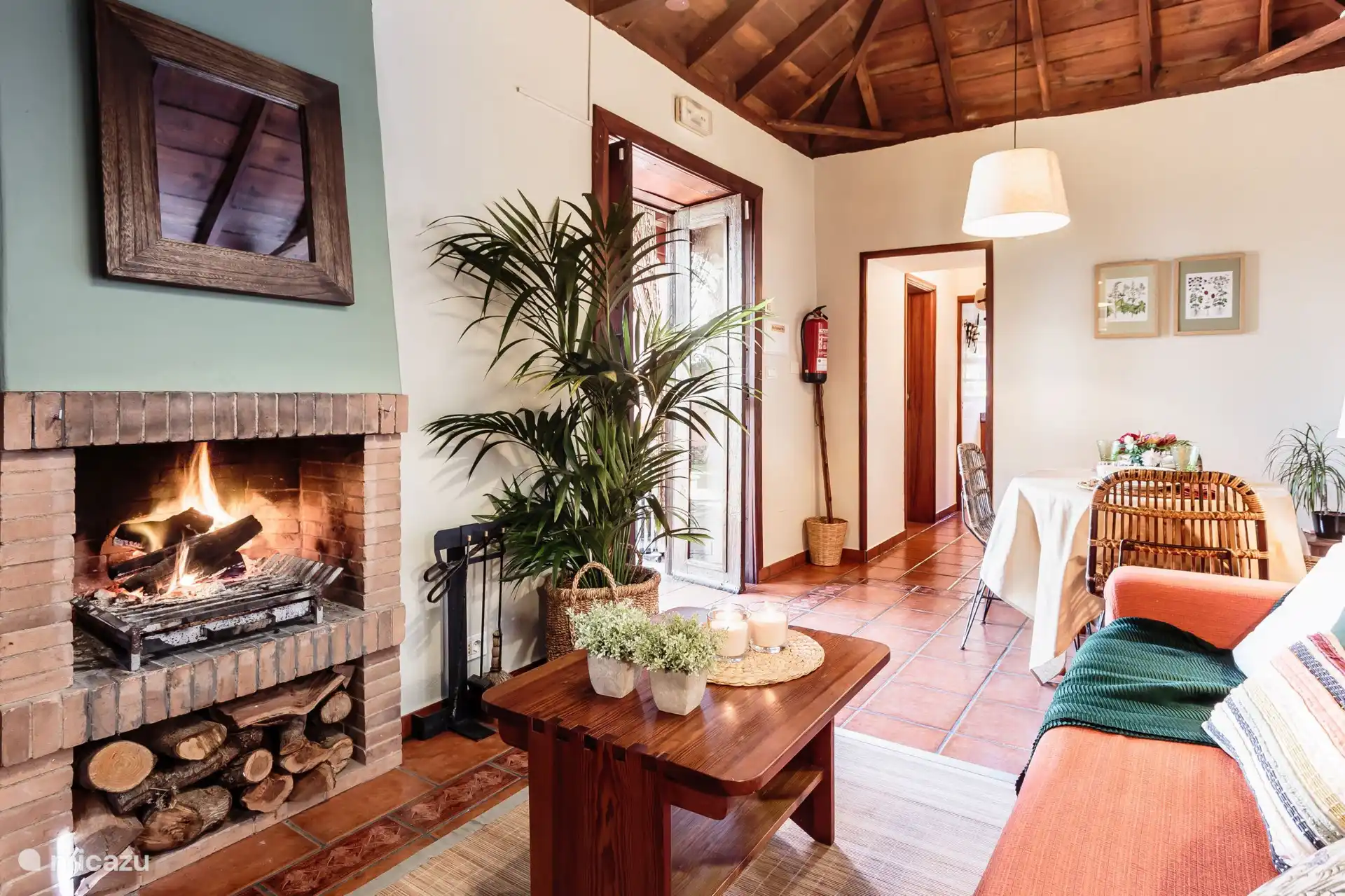 Das gemütliche Wohnzimmer mit Esstisch