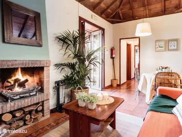 vakantiehuis huren in Spanje, La Palma, Puntagorda – Casa el Tendal De sfeervolle woonkamer met eettafel
