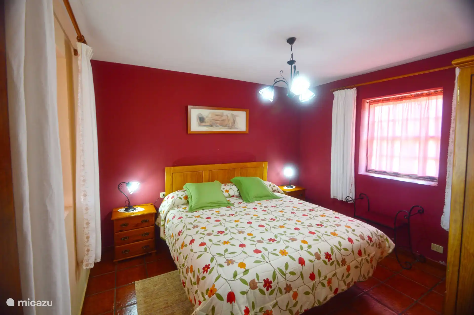 Dormitorio con cama doble