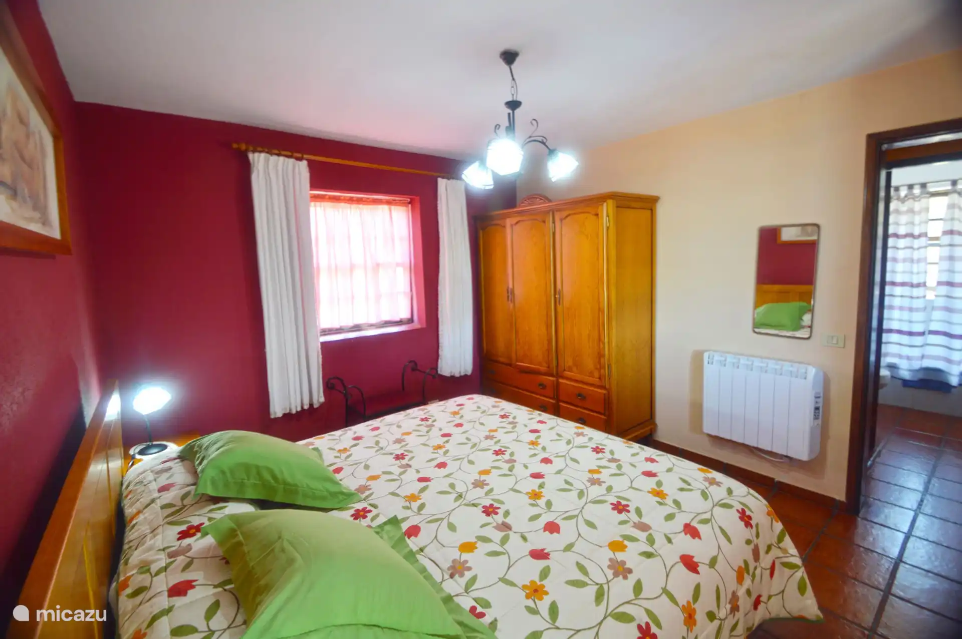 Dormitorio con cama doble