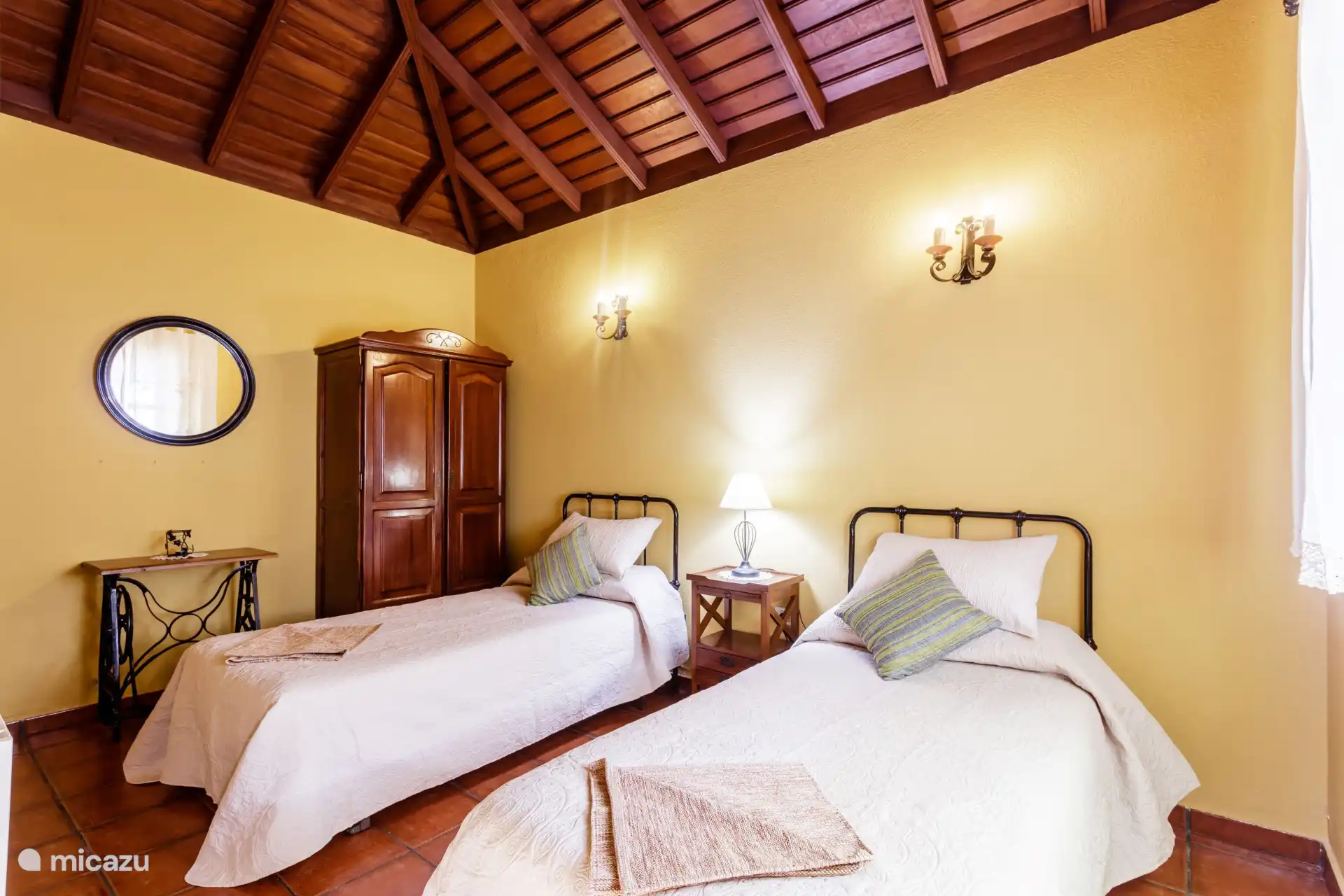 Dormitorio con dos camas individuales