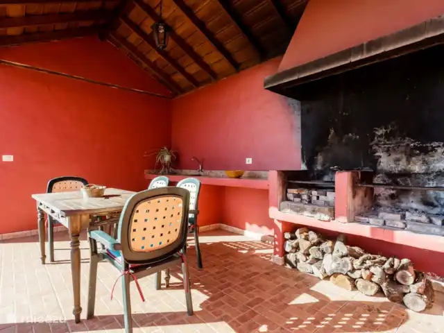 vakantiehuis huren in Spanje, La Palma, Puntagorda – Casa la Verada De eettafel buiten met barbecue en wastafel