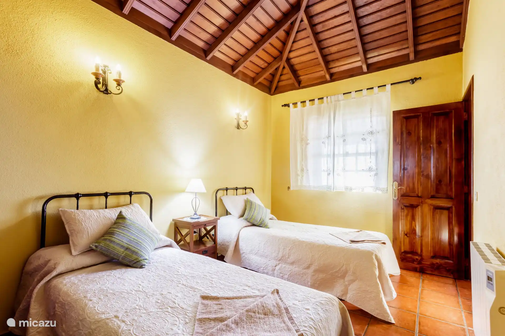 Dormitorio con dos camas individuales