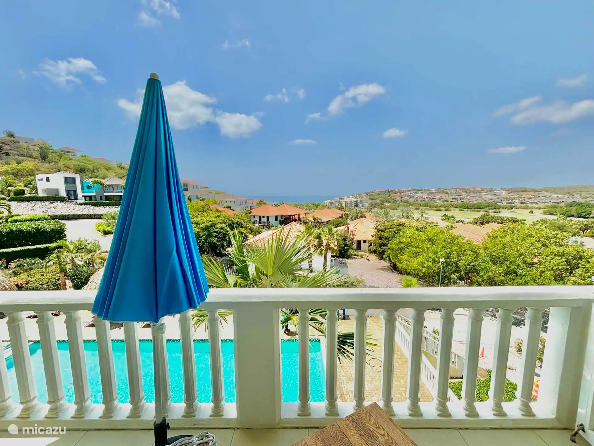 Vanaf het balkon kan je het zwembad zien