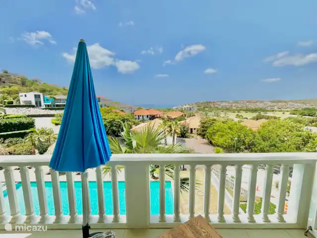 Location de Vacances Curaçao, Curaçao-Centre, Sint Michiel, appartement - Blue Bay Triple Arbre 'La Colline' Du balcon, vous pouvez voir la piscine