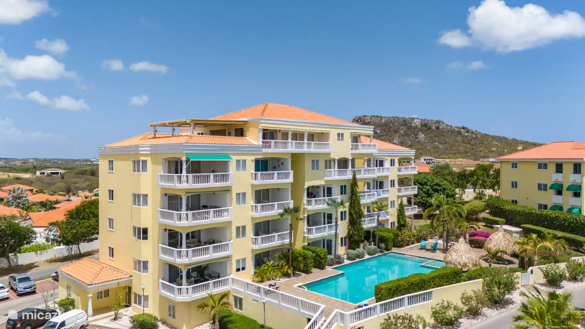 Het gebouw met zwembad