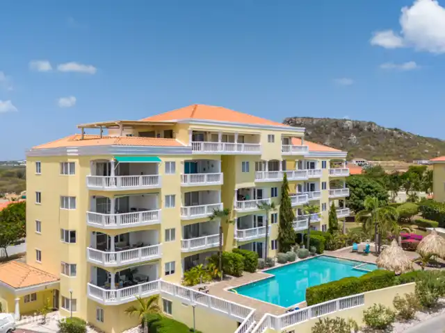 Location de Vacances Curaçao, Curaçao-Centre, Sint Michiel, appartement - Blue Bay Triple Arbre 'La Colline' Le bâtiment avec piscine