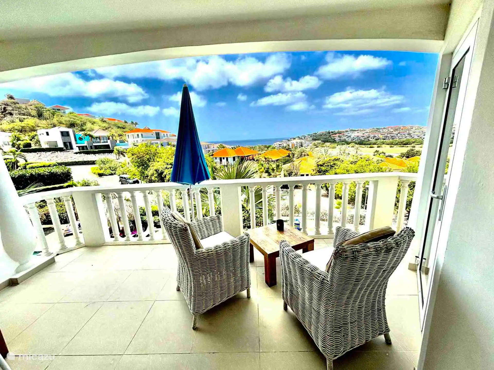 Heerlijke zitjes op het balkon