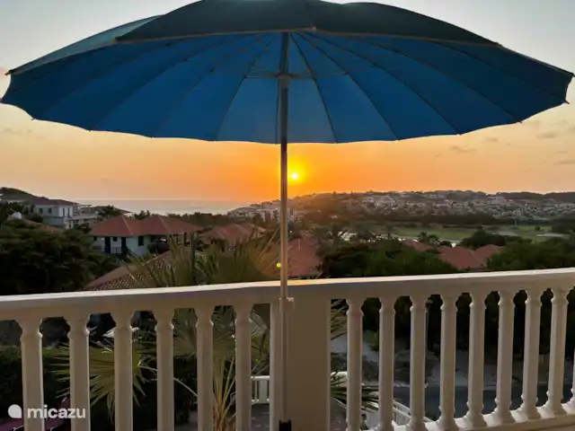 Location de Vacances Curaçao, Curaçao-Centre, Sint Michiel, appartement - Blue Bay Triple Arbre 'La Colline' Du balcon, vous avez une belle vue sur Blue Bay avec un soleil couchant