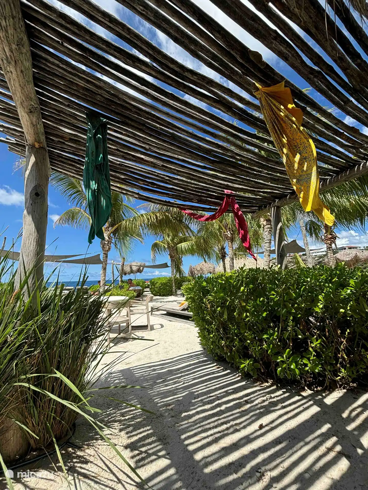 Op het strand van Blue Bay zijn twee restaurants en een beachbar aanwezig om je te voorzien van eten en drinken.