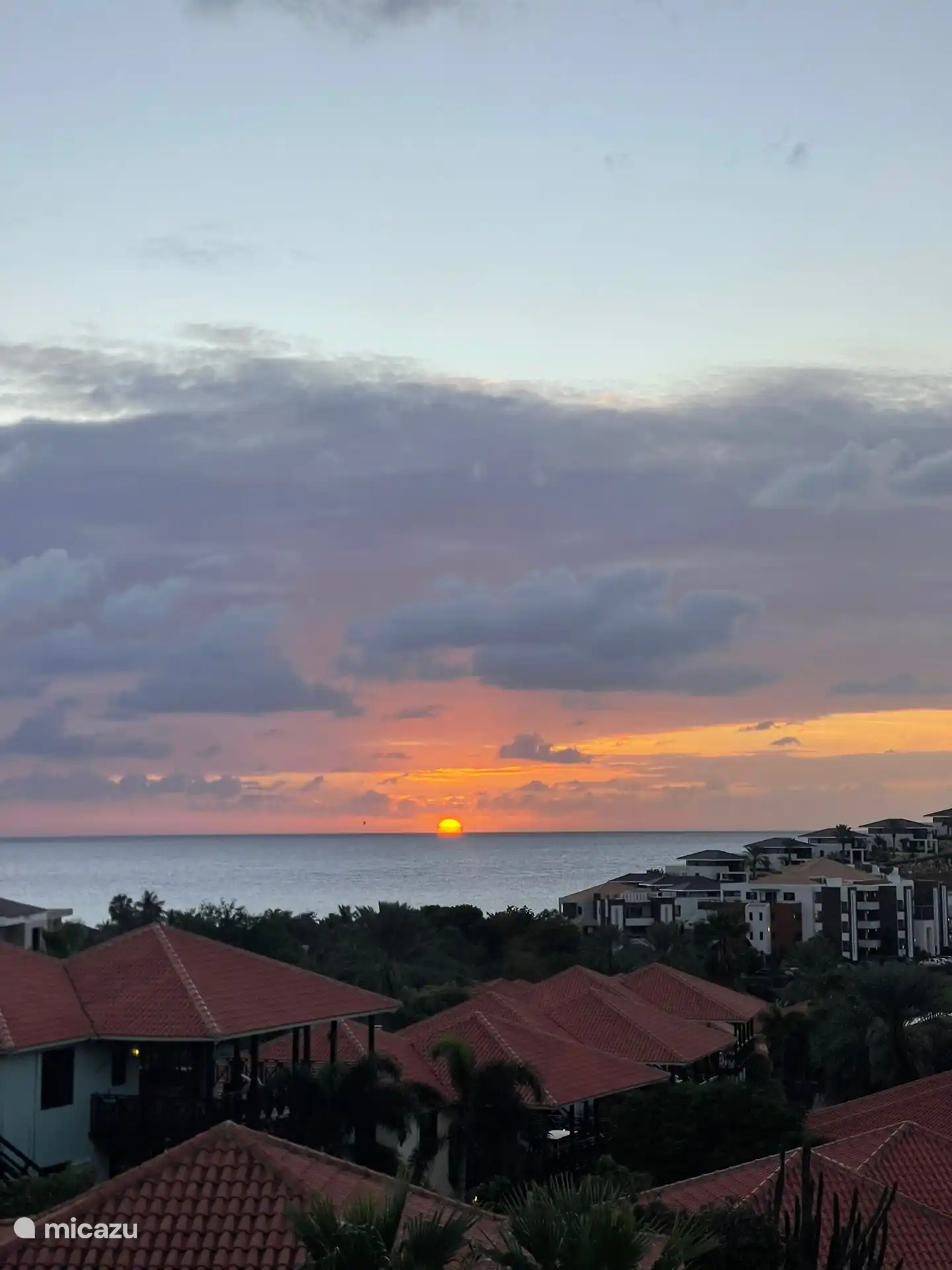 Vanaf het balkon kan je genieten van een ondergaande zon.
