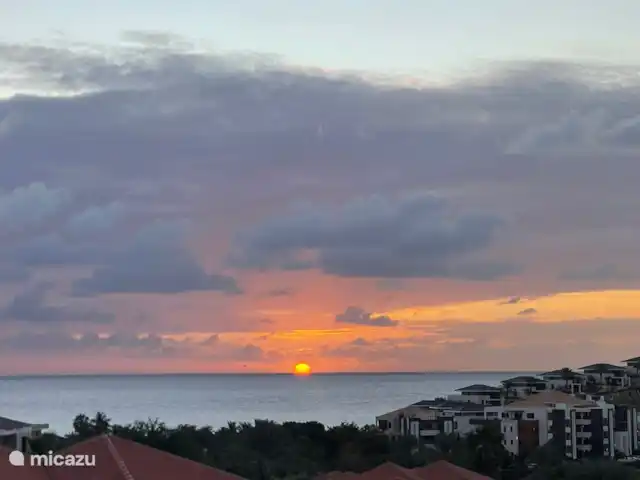 Location de Vacances Curaçao, Curaçao-Centre, Sint Michiel, appartement - Blue Bay Triple Arbre 'La Colline' Du balcon, vous pourrez profiter d’un soleil couchant.